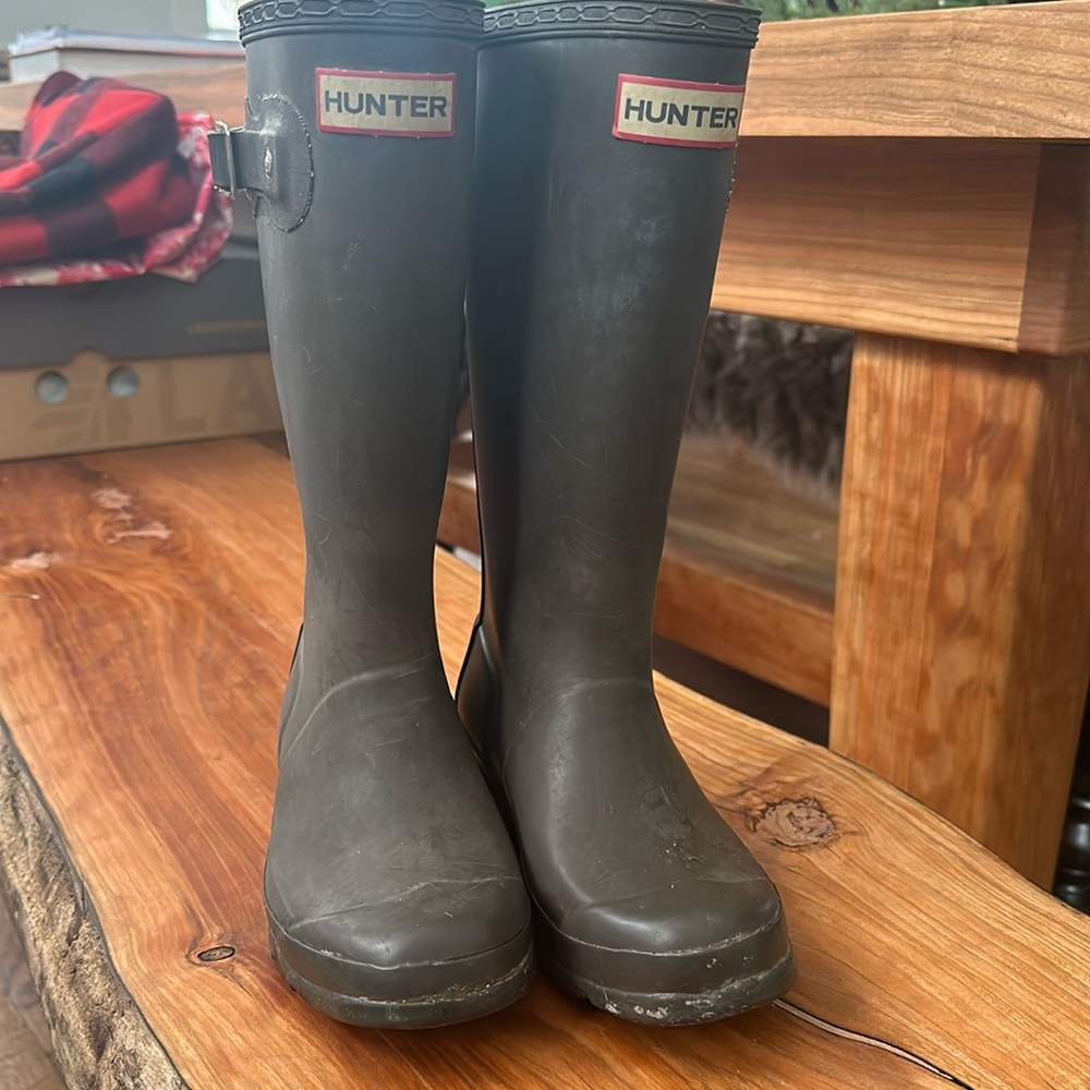 Hunter Size US 2/UK 13 brown tall children boots.